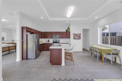 House in Miami, Florida 5 bedrooms, 315.5 sq.m. № 1953381 - photo 5