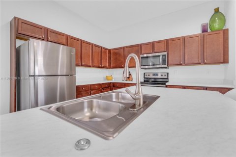 House in Miami, Florida 5 bedrooms, 315.5 sq.m. № 1953381 - photo 7