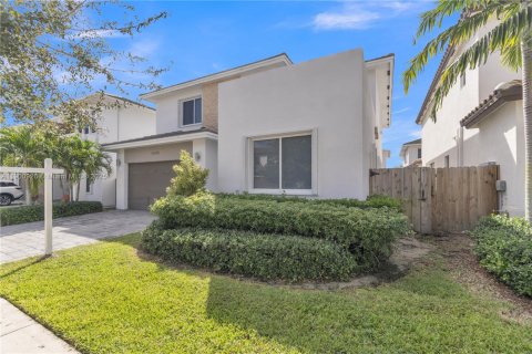House in Miami, Florida 5 bedrooms, 315.5 sq.m. № 1953381 - photo 3