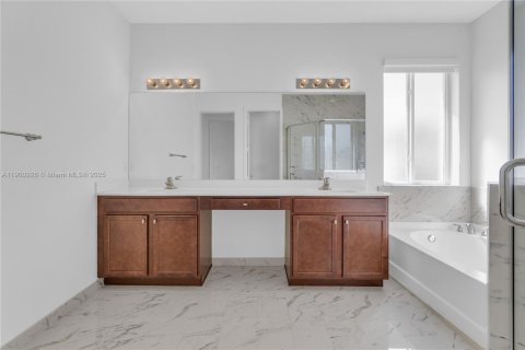 House in Miami, Florida 5 bedrooms, 315.5 sq.m. № 1953381 - photo 15