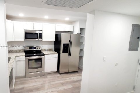 Condo in Coral Springs, Florida, 2 bedrooms № 1957014 - photo 13