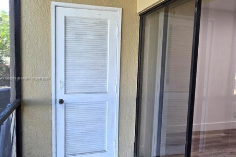 Condo in Coral Springs, Florida, 2 bedrooms № 1957014 - photo 5