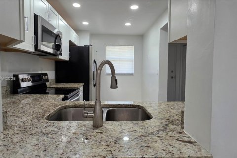 Condo in Coral Springs, Florida, 2 bedrooms № 1957014 - photo 1