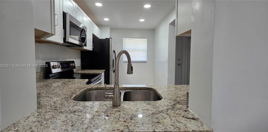 Condo in Coral Springs, Florida, 2 bedrooms № 1957014