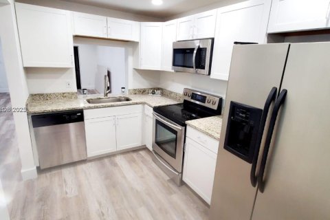 Condo in Coral Springs, Florida, 2 bedrooms № 1957014 - photo 2