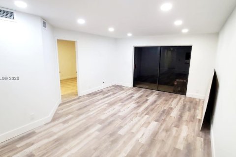 Condo in Coral Springs, Florida, 2 bedrooms № 1957014 - photo 18