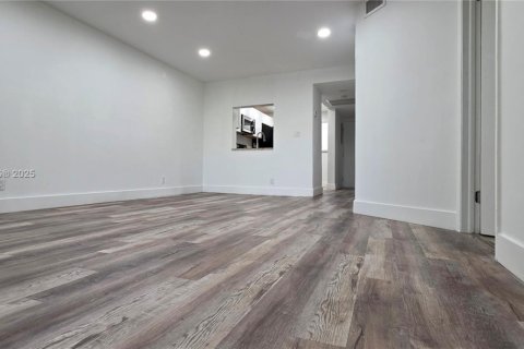 Condo in Coral Springs, Florida, 2 bedrooms № 1957014 - photo 4