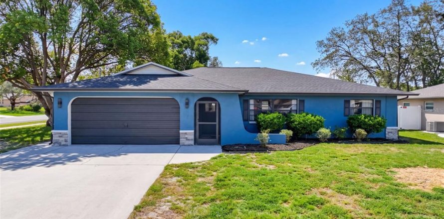 Villa ou maison à Spring Hill, Floride 3 chambres, 157.75 m2 № 2302231