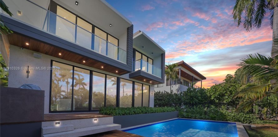 Casa en Miami Beach, Florida 6 dormitorios, 330.64 m2 № 1966121
