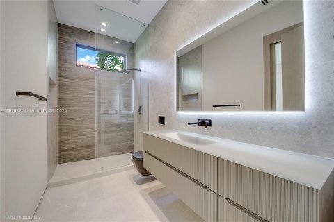 Casa en venta en Miami Beach, Florida, 6 dormitorios, 330.64 m2 № 1966121 - foto 16