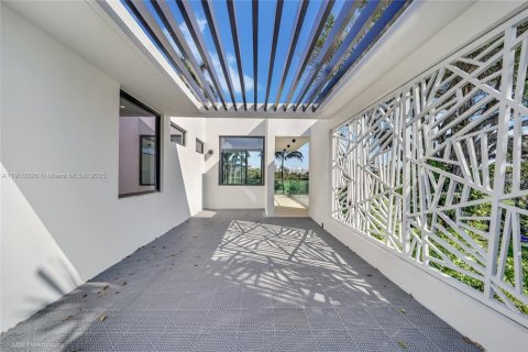 Casa en venta en Miami Beach, Florida, 6 dormitorios, 330.64 m2 № 1966121 - foto 26