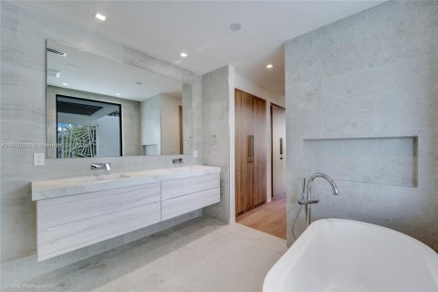Casa en venta en Miami Beach, Florida, 6 dormitorios, 330.64 m2 № 1966121 - foto 27