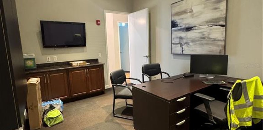 Commercial property in Tampa, Florida 115.38 sq.m. № 2202065