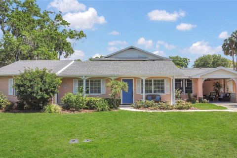 Commercial property in Mount Dora, Florida 4 bedrooms, 185.8 sq.m. № 1740257 - photo 1