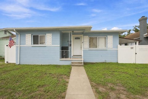House in Saint Petersburg, Florida 3 bedrooms, 125.6 sq.m. № 2289682