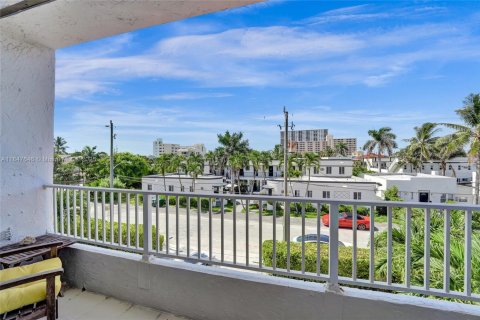 Townhouse in Hollywood, Florida 4 bedrooms, 168.62 sq.m. № 1874760 - photo 30