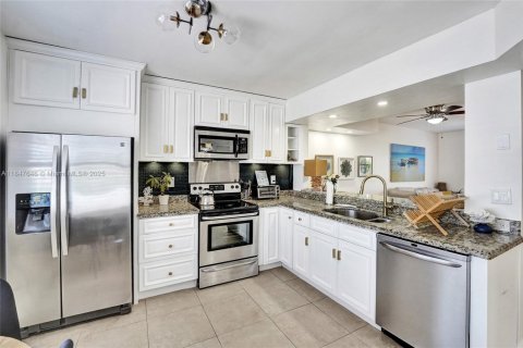 Townhouse in Hollywood, Florida 4 bedrooms, 168.62 sq.m. № 1874760 - photo 11