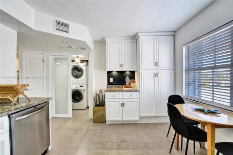 Townhouse in Hollywood, Florida 4 bedrooms, 168.62 sq.m. № 1874760 - photo 10