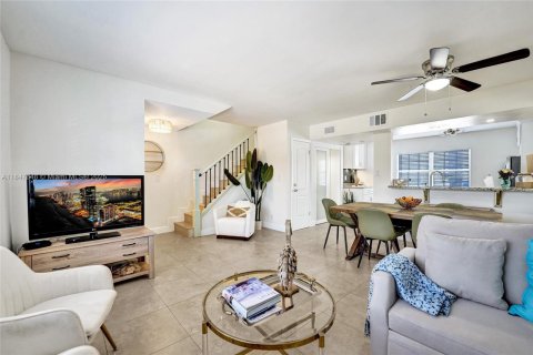 Townhouse in Hollywood, Florida 4 bedrooms, 168.62 sq.m. № 1874760 - photo 1