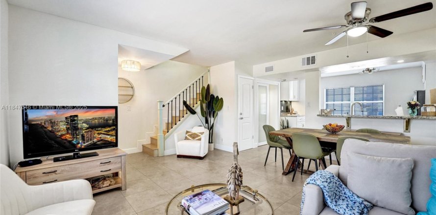Townhouse in Hollywood, Florida 4 bedrooms, 168.62 sq.m. № 1874760