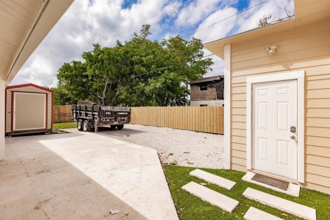 House in Lake Worth, Florida 3 bedrooms, 102.19 sq.m. № 1163286 - photo 1