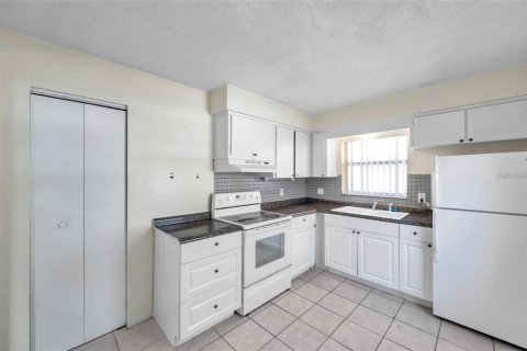 Commercial property in Largo, Florida 4 bedrooms, 171.5 sq.m. № 2101465 - photo 12