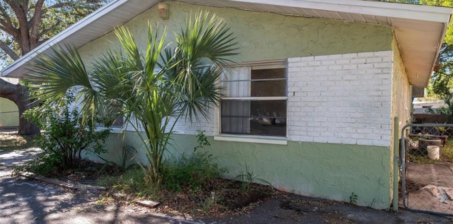 Commercial property in Largo, Florida 4 bedrooms, 171.5 sq.m. № 2101465