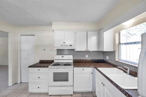 Commercial property in Largo, Florida 4 bedrooms, 171.5 sq.m. № 2101465 - photo 14