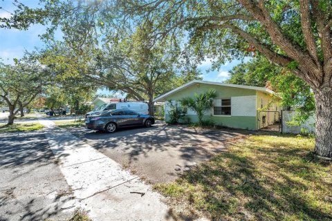 Commercial property in Largo, Florida 4 bedrooms, 171.5 sq.m. № 2101465 - photo 4