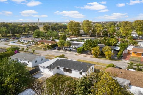 House in Miami, Florida 4 bedrooms, 152.17 sq.m. № 1576968 - photo 23