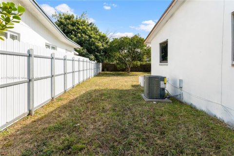 House in Miami, Florida 4 bedrooms, 152.17 sq.m. № 1576968 - photo 3