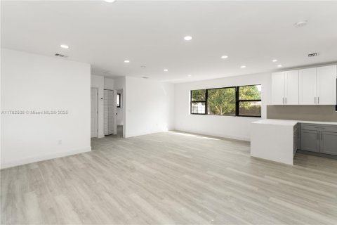 House in Miami, Florida 4 bedrooms, 152.17 sq.m. № 1576968 - photo 12