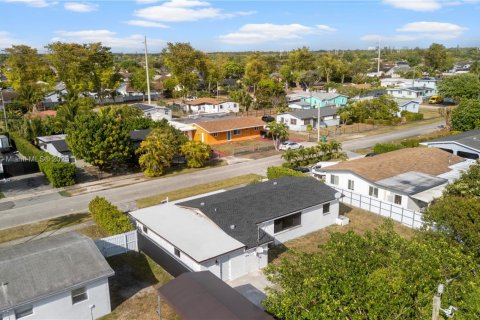 House in Miami, Florida 4 bedrooms, 152.17 sq.m. № 1576968 - photo 21