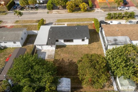 House in Miami, Florida 4 bedrooms, 152.17 sq.m. № 1576968 - photo 20