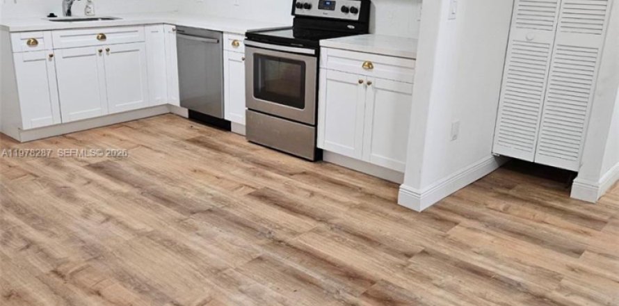 Дом в Майами, Флорида 3 спальни, 180.79м2 № 2050787