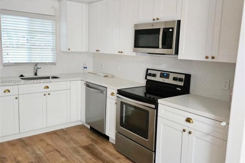 Снять в аренду виллу или дом в Майами, Флорида 3 спальни, 180.79м2, № 2050787 - фото 2