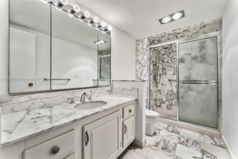 Condo in Bal Harbour, Florida, 2 bedrooms  № 1872215 - photo 16