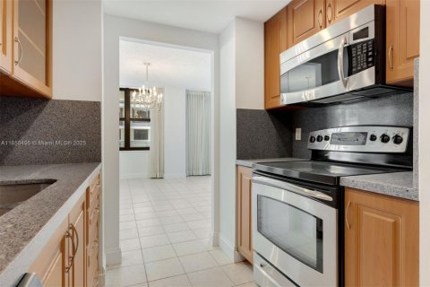 Condo in Bal Harbour, Florida, 2 bedrooms  № 1872215 - photo 9