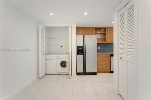 Condo in Bal Harbour, Florida, 2 bedrooms  № 1872215 - photo 13