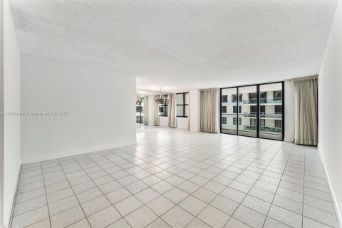 Condo in Bal Harbour, Florida, 2 bedrooms  № 1872215 - photo 3
