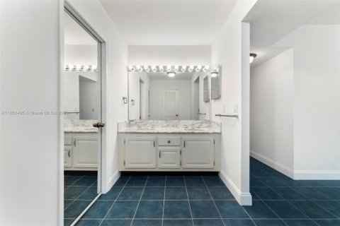 Condo in Bal Harbour, Florida, 2 bedrooms  № 1872215 - photo 22