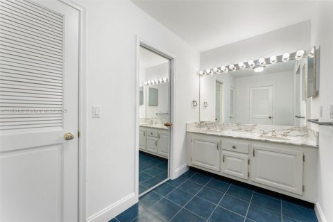 Condo in Bal Harbour, Florida, 2 bedrooms  № 1872215 - photo 21