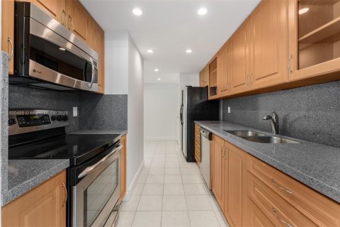 Condo in Bal Harbour, Florida, 2 bedrooms  № 1872215 - photo 11