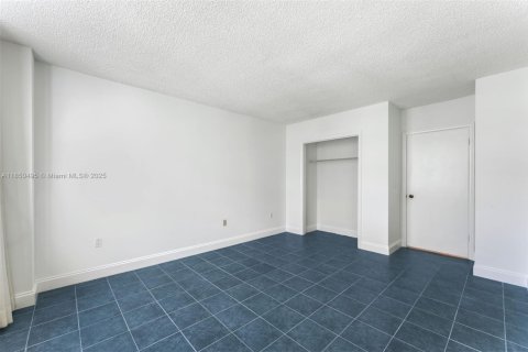 Condo in Bal Harbour, Florida, 2 bedrooms  № 1872215 - photo 15