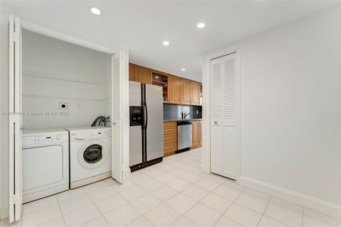 Condo in Bal Harbour, Florida, 2 bedrooms  № 1872215 - photo 12