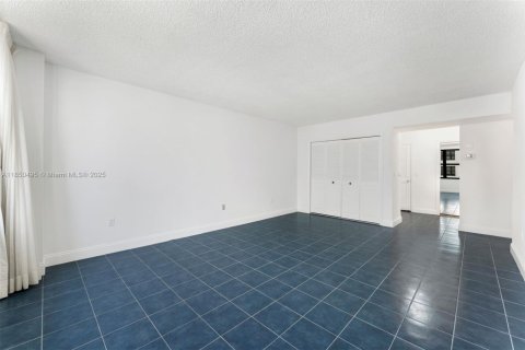 Condo in Bal Harbour, Florida, 2 bedrooms  № 1872215 - photo 19