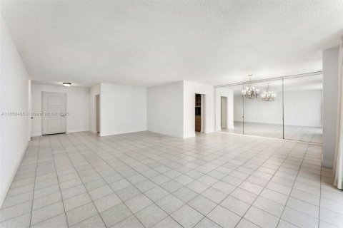 Condo in Bal Harbour, Florida, 2 bedrooms  № 1872215 - photo 4