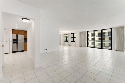 Condo in Bal Harbour, Florida, 2 bedrooms  № 1872215 - photo 2