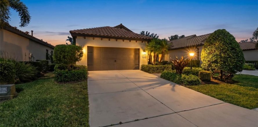 House in Bradenton, Florida 3 bedrooms, 156.26 sq.m. № 2156371
