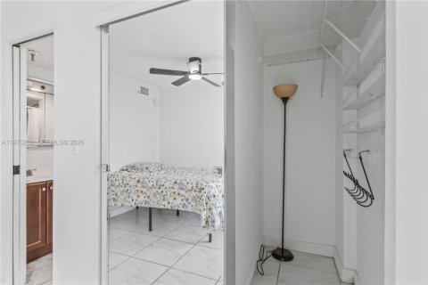 Condo in North Bay Village, Florida, 2 bedrooms  № 2040877 - photo 16